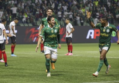 Palmeiras vence Atlético Goianiense e continua na briga pela liderança do Brasileirão
