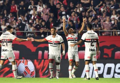 São Paulo continua na briga por vaga à Libertadores com vitória em casa