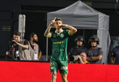 Palmeiras marca nos acréscimos e vence o Santos de virada