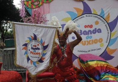 Banda do Fuxico desfila homenageando o público 60+