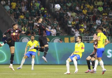 Palmeiras goleia RB Bragantino no Allianz e mantem liderança do Brasileirão