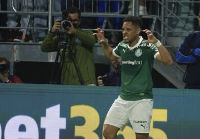 Com dois gols de Vitor Roque, Palmeiras vence o Santos no Allianz Parque