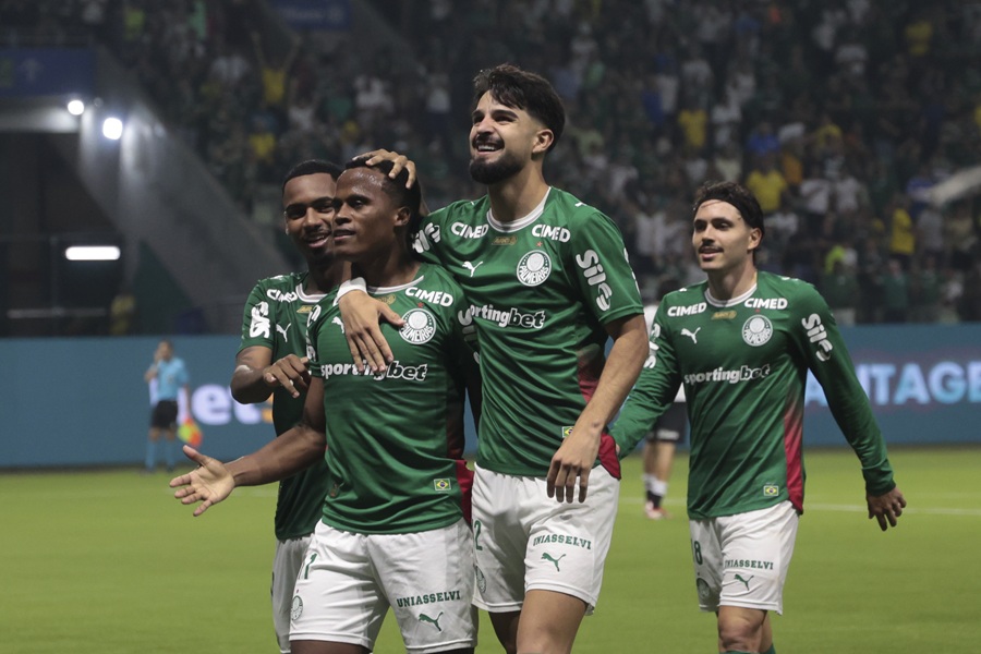 Palmeiras vence botafogo e mantem briga pela liderança