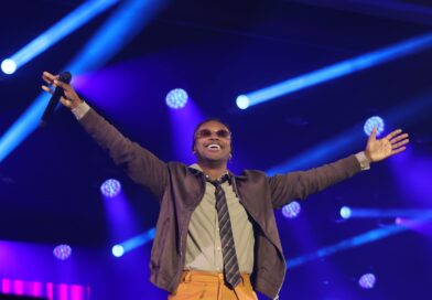 Thiaguinho encerra programação da Arena Brasileira em noite de festa após título da Espanha