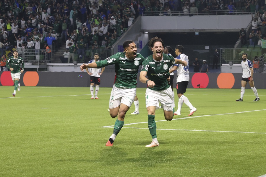 Giay brilha em campo e Palmeiras vence LDU