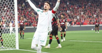 Palmeiras supera expulsão, vence o Athletico-PR e assume a liderança do Brasileirão