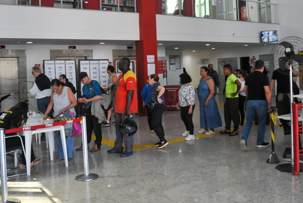 Eleitores a cidadania e movimentam locais de votação na cidade de São Paulo neste domingo