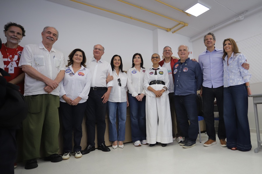 Candidato Fernando Haddad votou nessa manhã em colégio de Moema