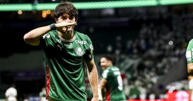 Giay marca dois e Palmeiras goleia Corinthians
