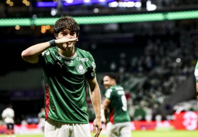 Giay marca dois e Palmeiras goleia Corinthians